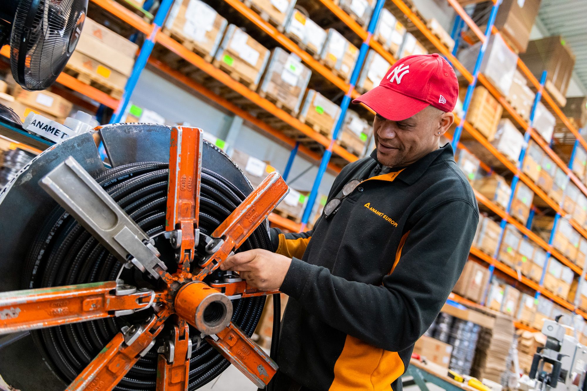 Man aan het werk met staalkabel